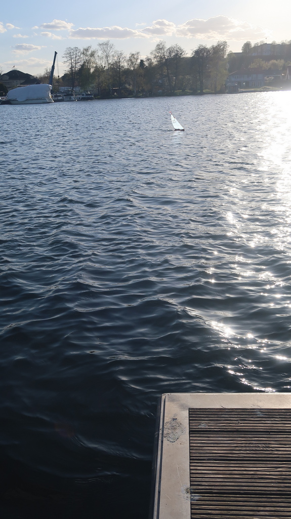 Das ist die gedachte Start und Ziellinie in Verlängerung der Südkante des Schwimmsteges