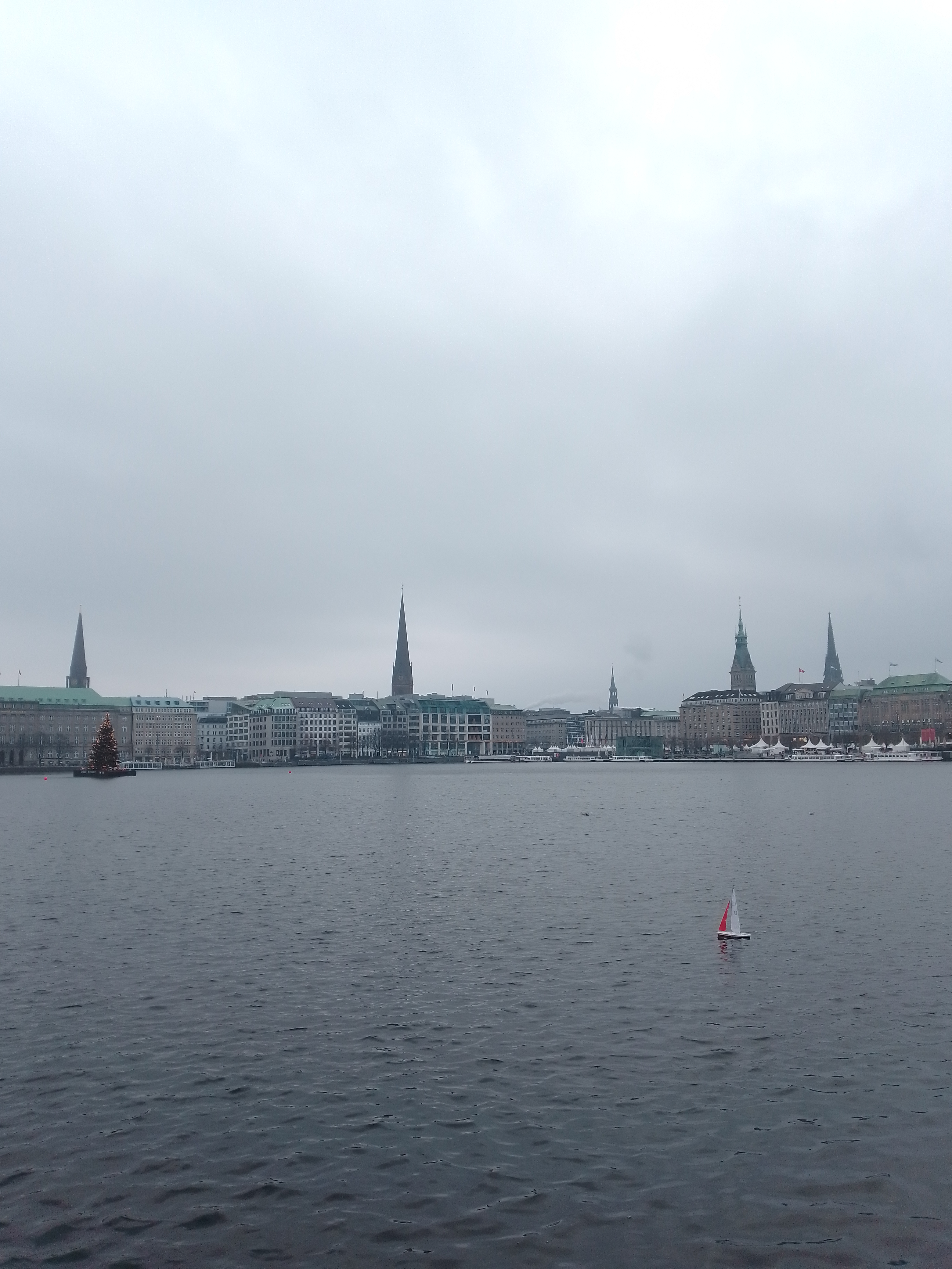 Erstmal zufrieden hier segeln.