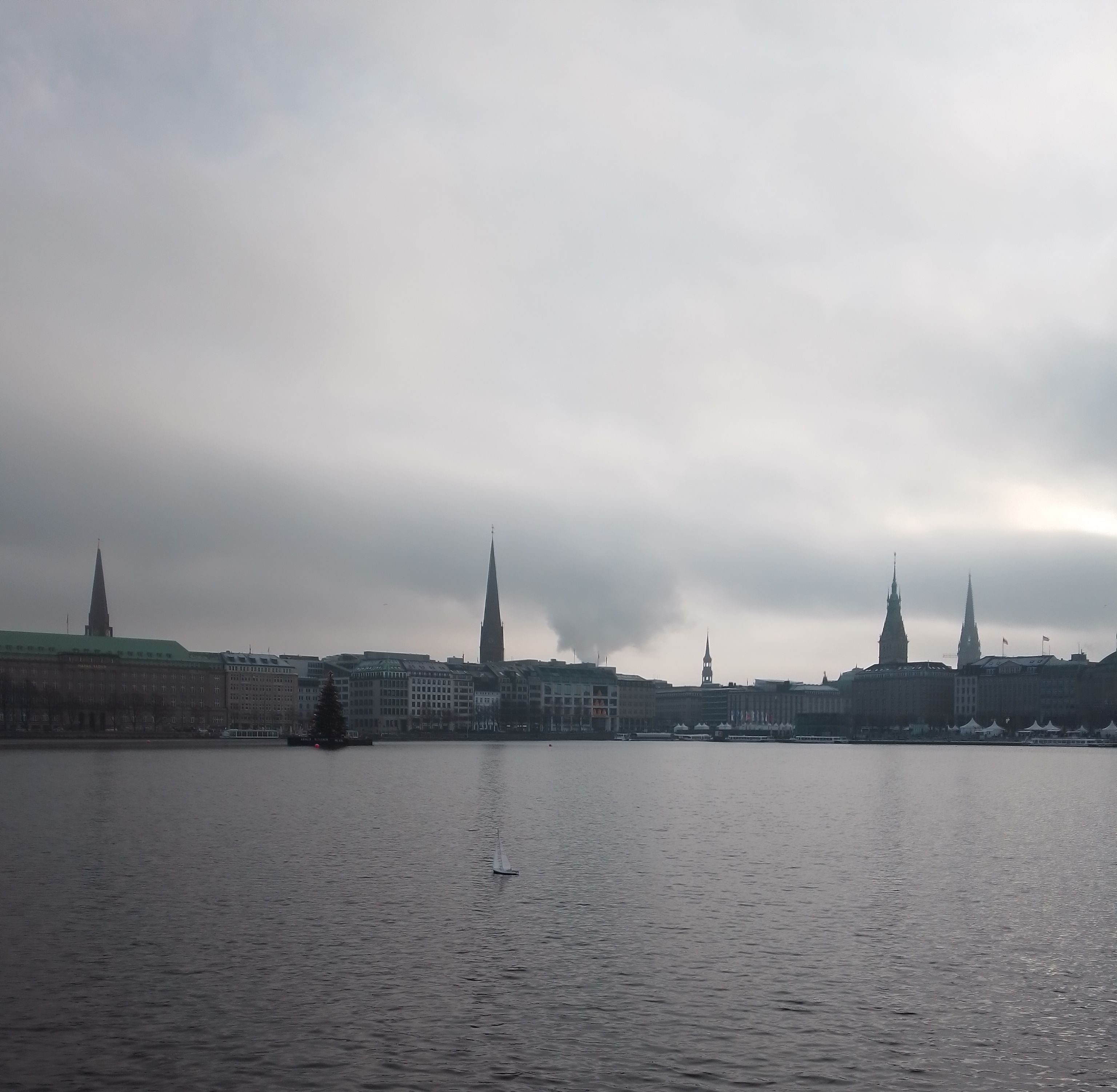 Keine Angst bitte. Die Wolke hinten, ist nur Industrie Qualm.