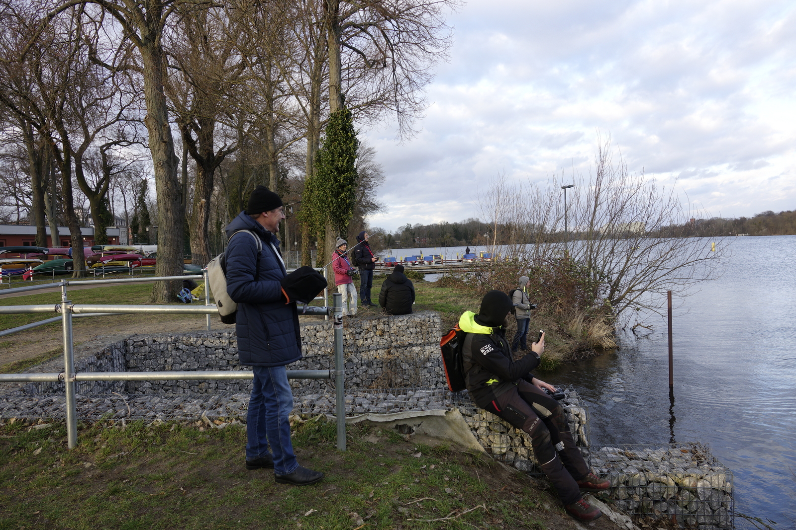 Vor dem nächsten Start irgendwo an der Havel. Während der Läufe musste man desöfteren sprinten um das Boot um Uferhindernisse herum möglichst gut im Blick zu behalten. Der sportliche Aspekt dabei war ganz toll.