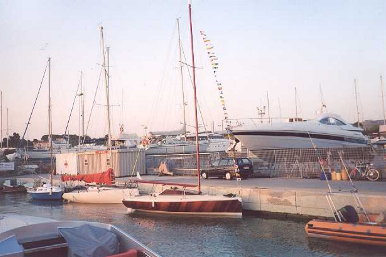 Das Boot ist von mir selber gebaut. Und mein Rennboot für die Regatta 2007. Auf dem Bild hat es gerade seine Taufe bekommen.