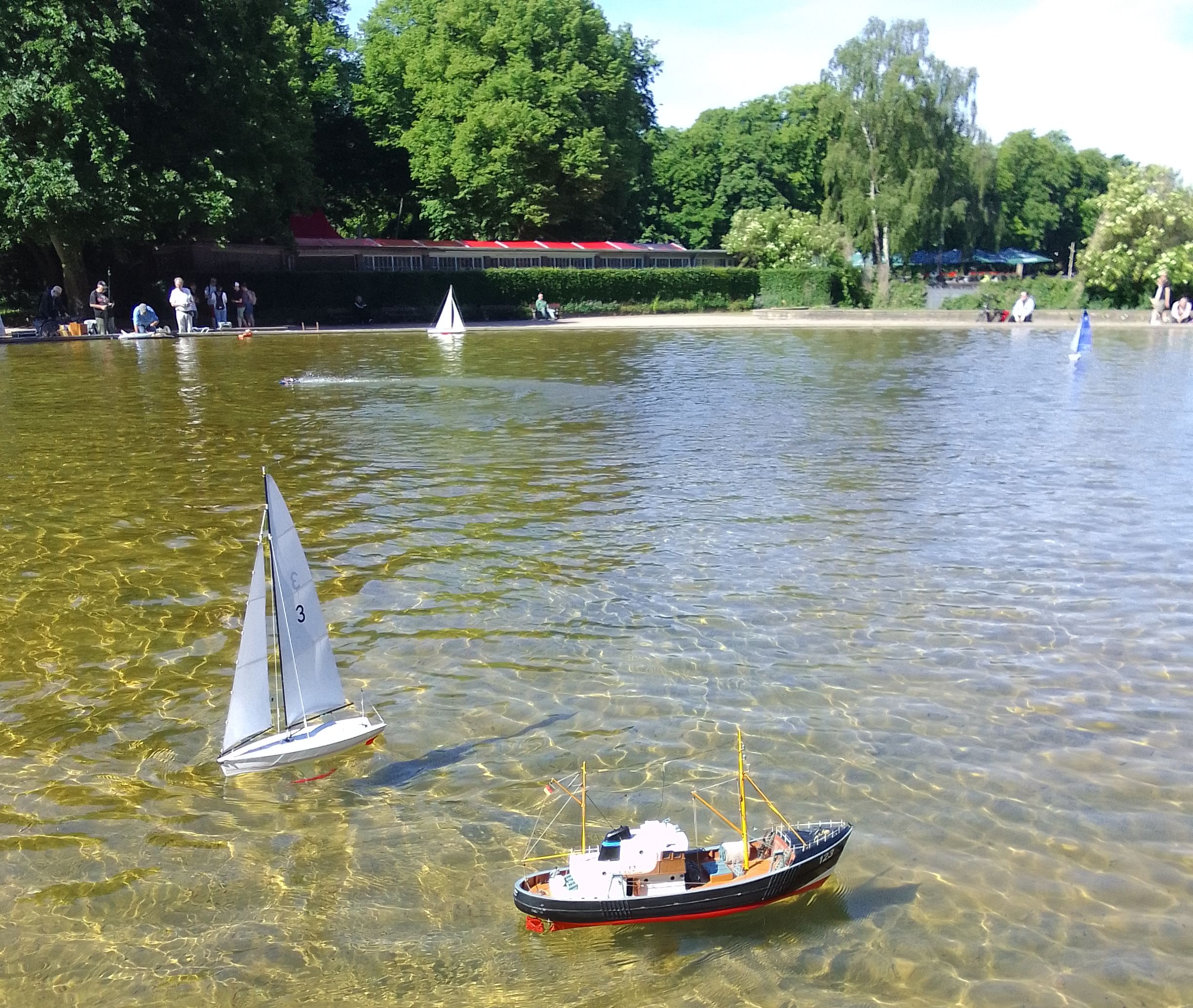 H-P ist ein Schenkel vor Gerd im Ziel.