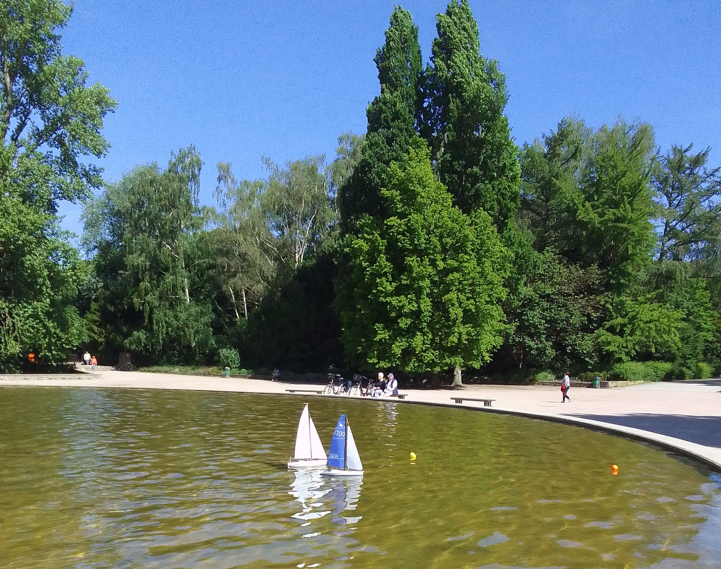 So macht es doch Spass, wenn die Boote eng bei samen sind.