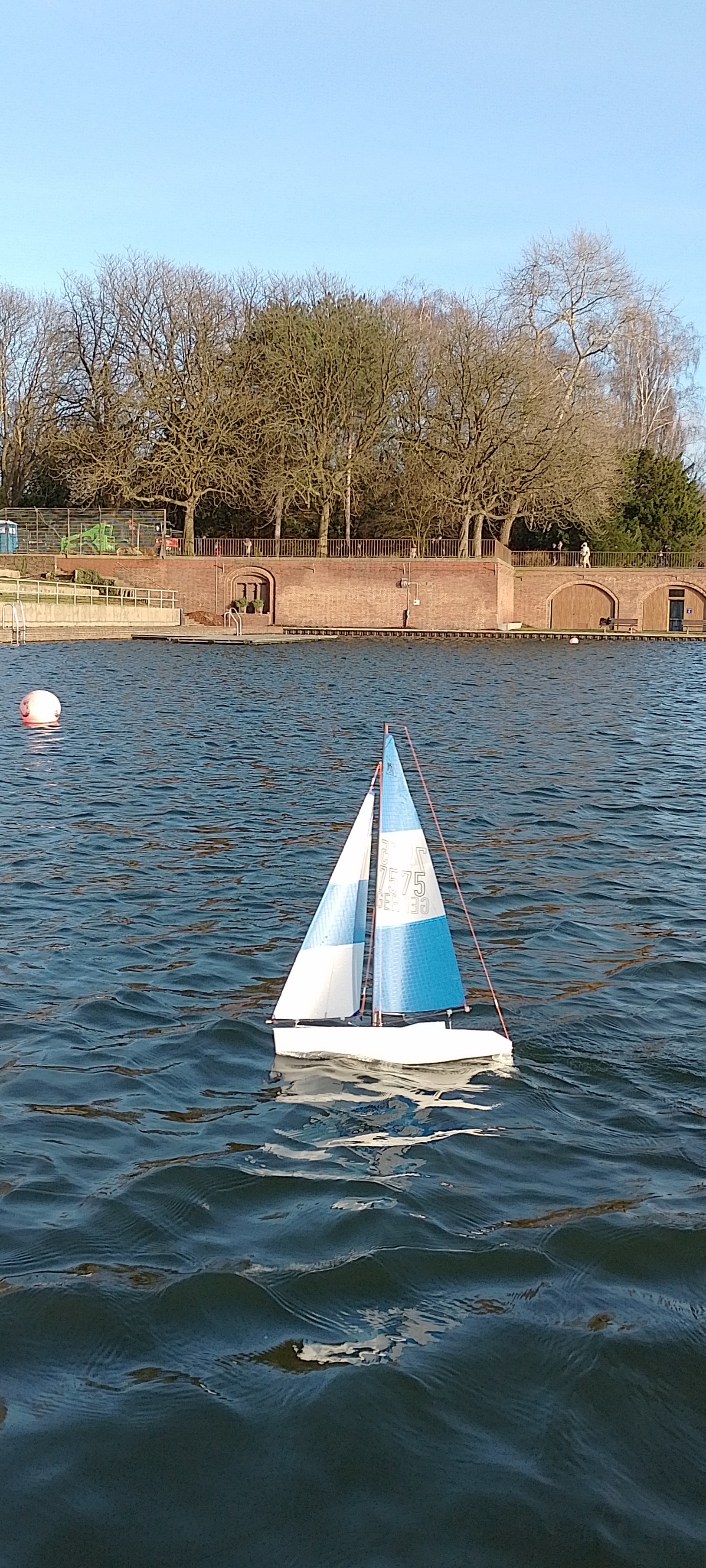 Hier haben wir die Kamera einen Ruderbootfahrer. Er knipste ganz gut.