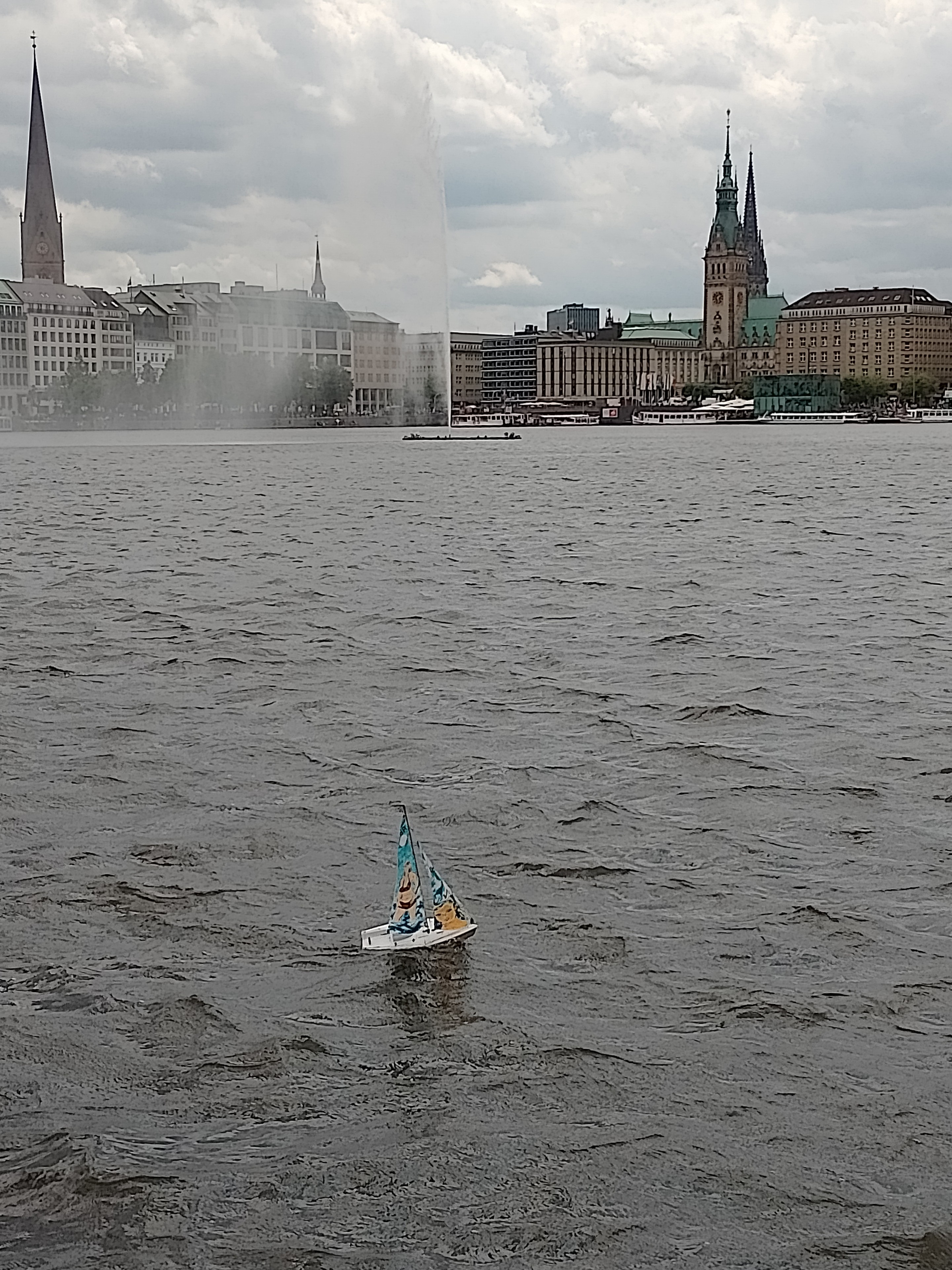 Segeln auf der Hamburger Binnenalster.