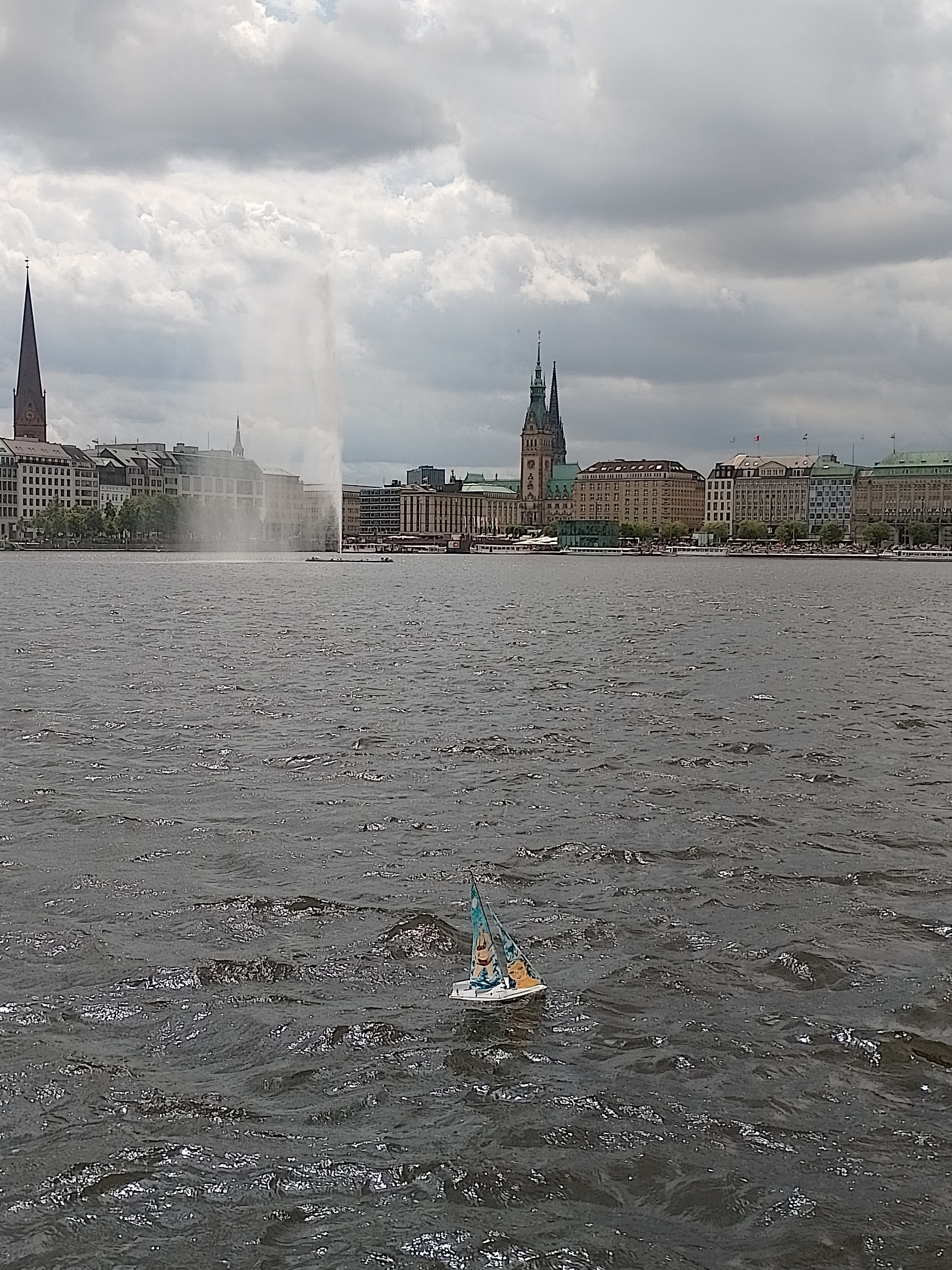 Segeln auf der Hamburger Binnenalster.