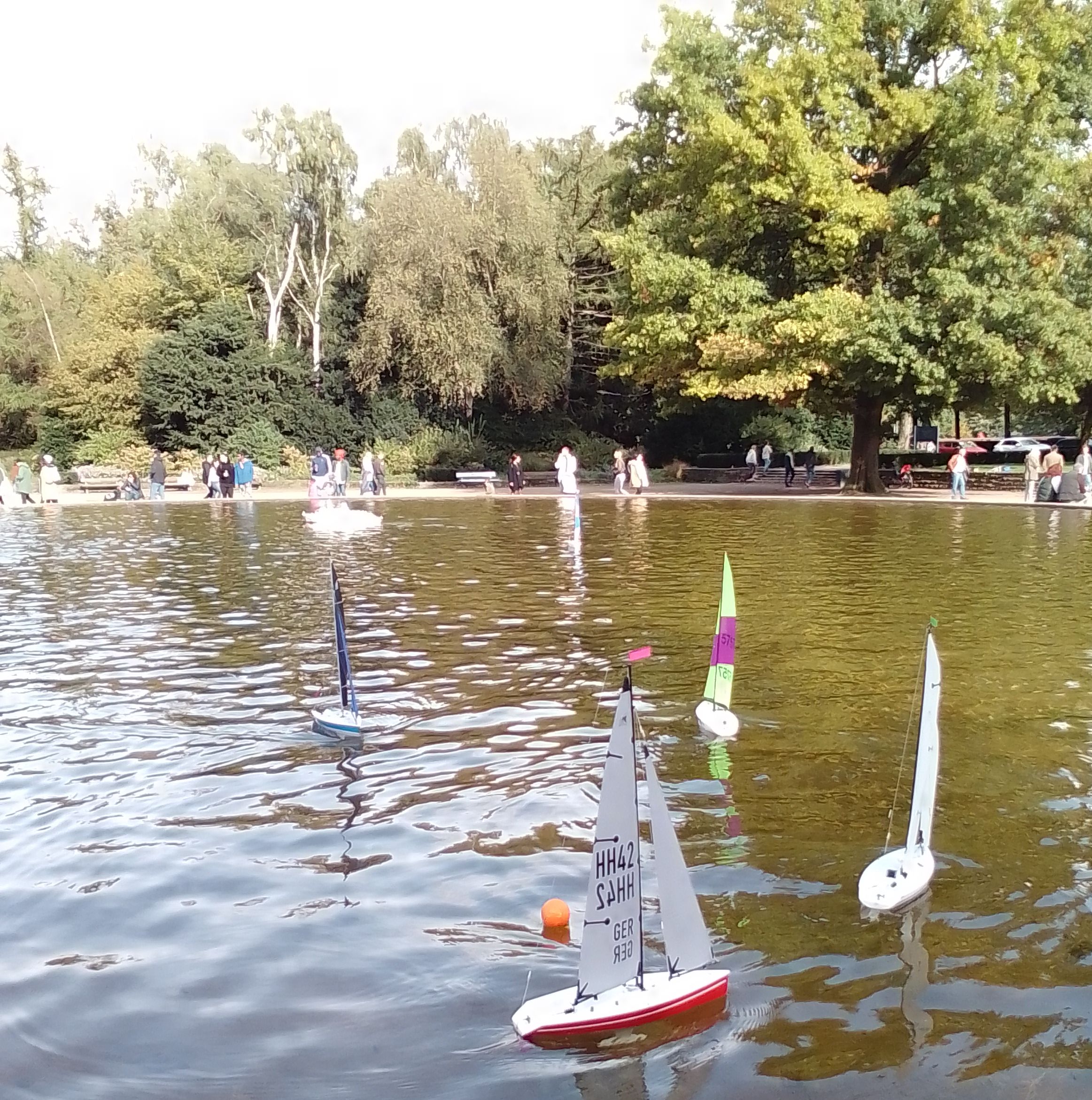 Auf dem Modellbootbecken. <br />Start. <br />Leider wird hier nächste Woche das Wasser, wegen evtl. Nachtfrost, geleert. Ostern'24 ist dann wieder genügend Wasser drin.