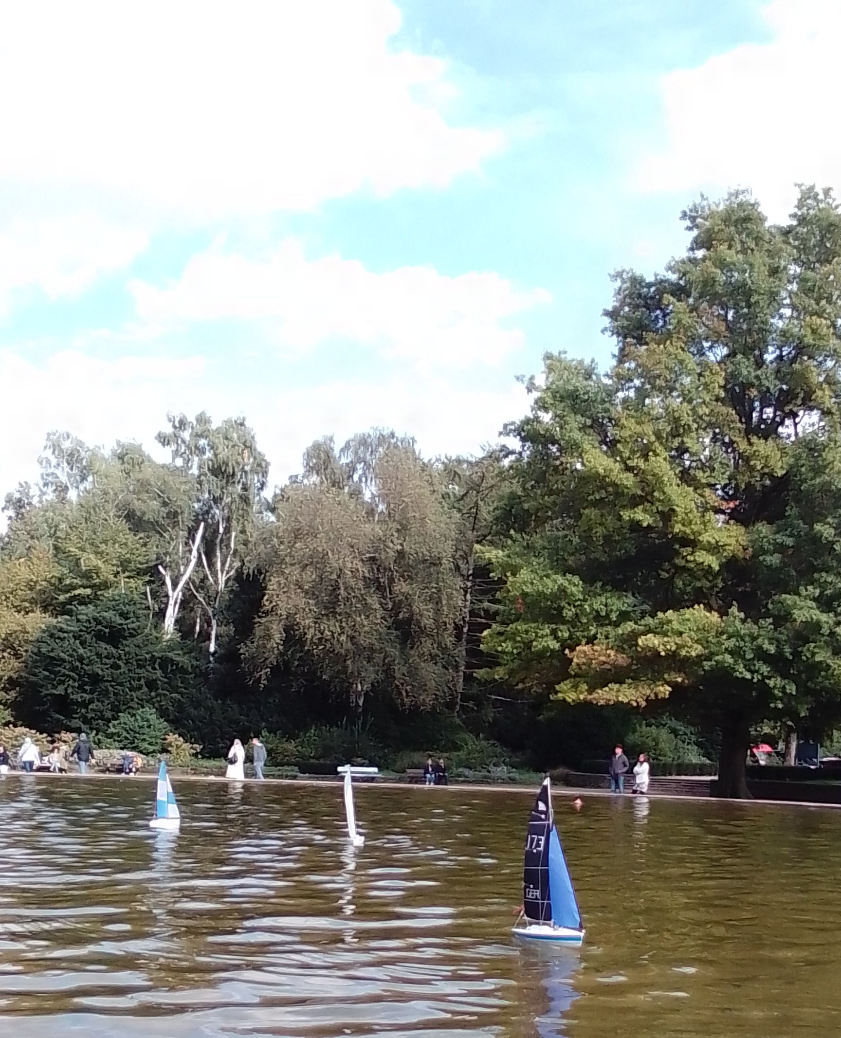 Neustart ? <br />Wir gehen zum Stadtparksee und segeln dort.