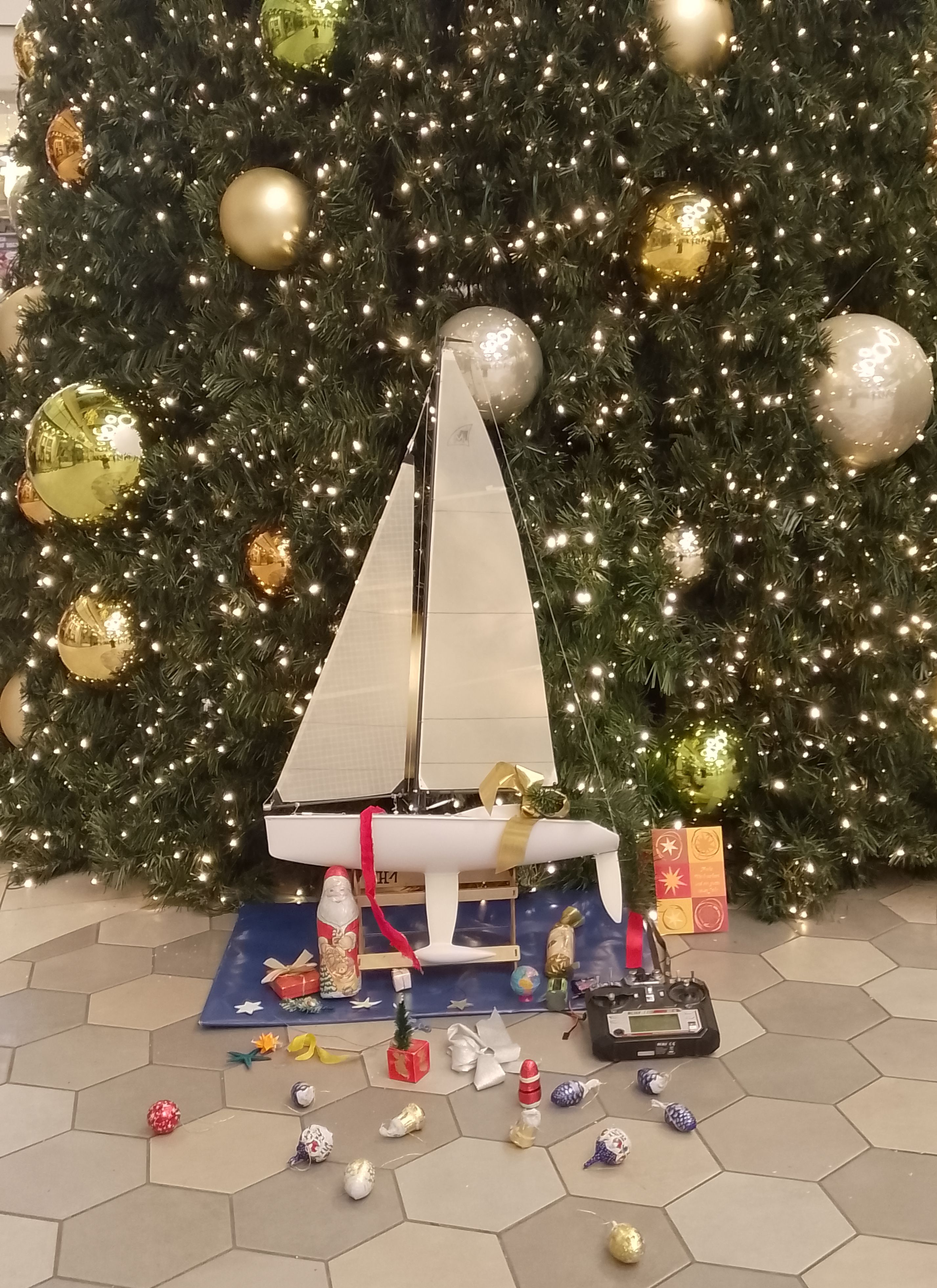 Ein schöner Kitsch. Egal Hauptsache segelt.