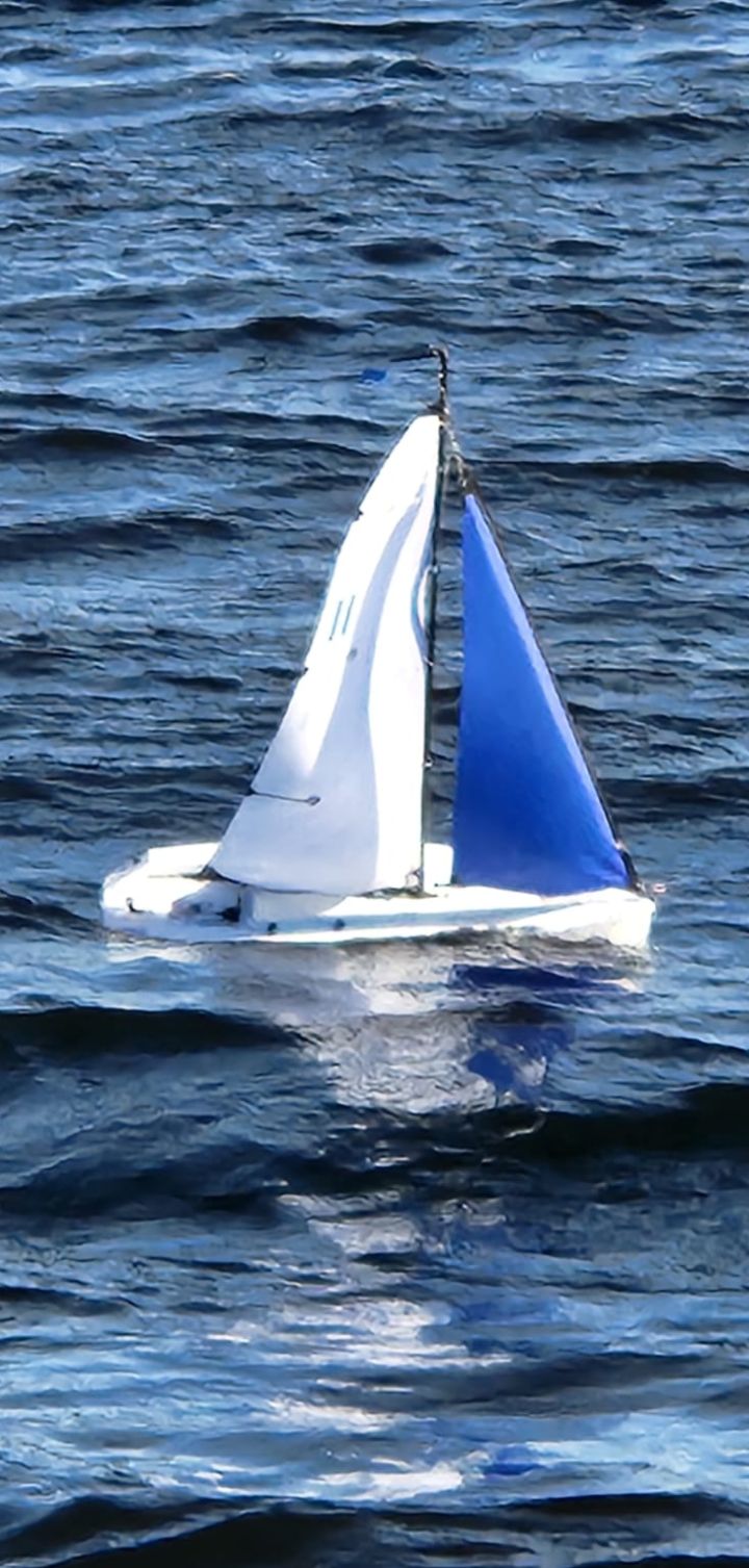 In der Böe Großsegel öffnen. Guter Speed.