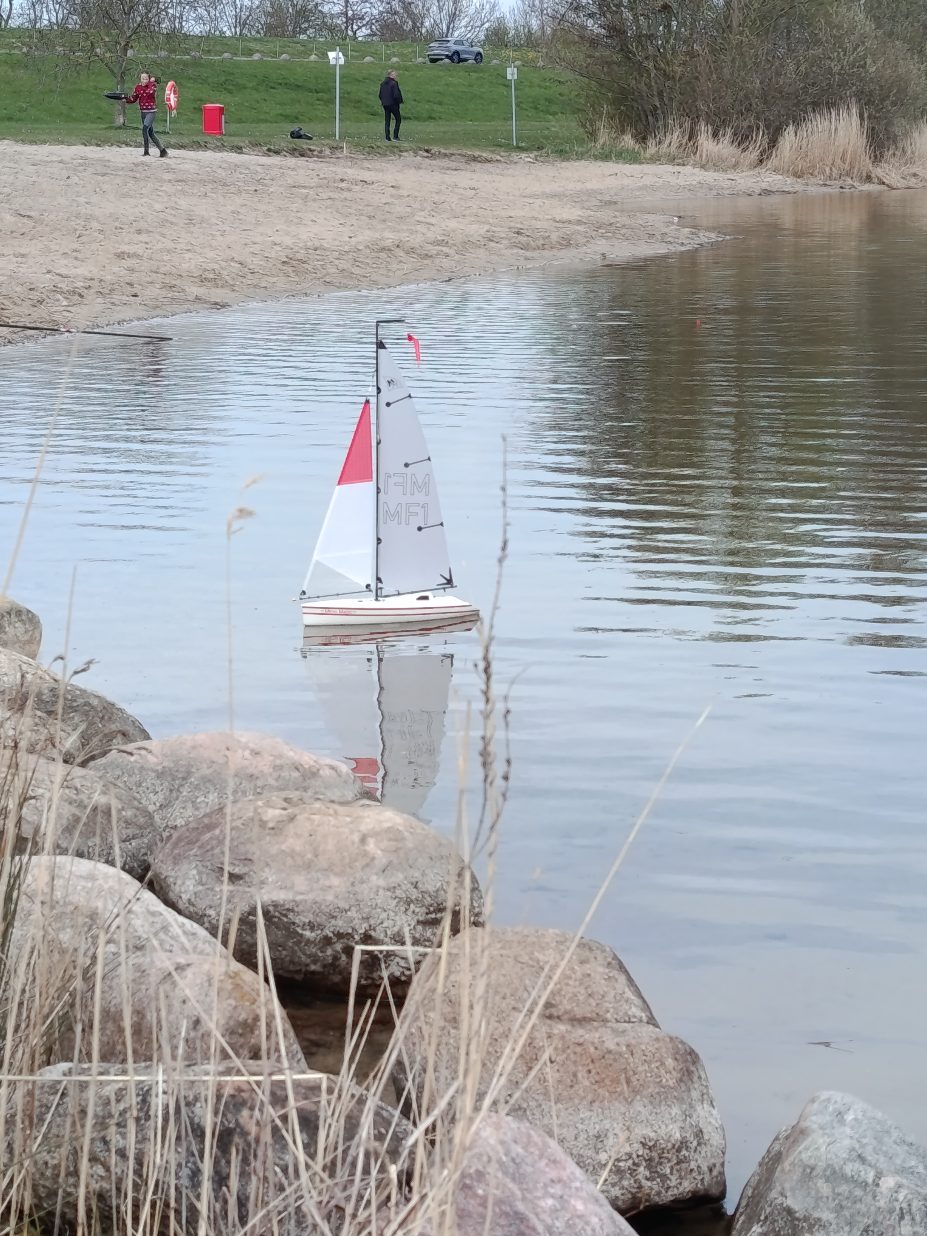 Erstmal vom Ufer wegkommen.