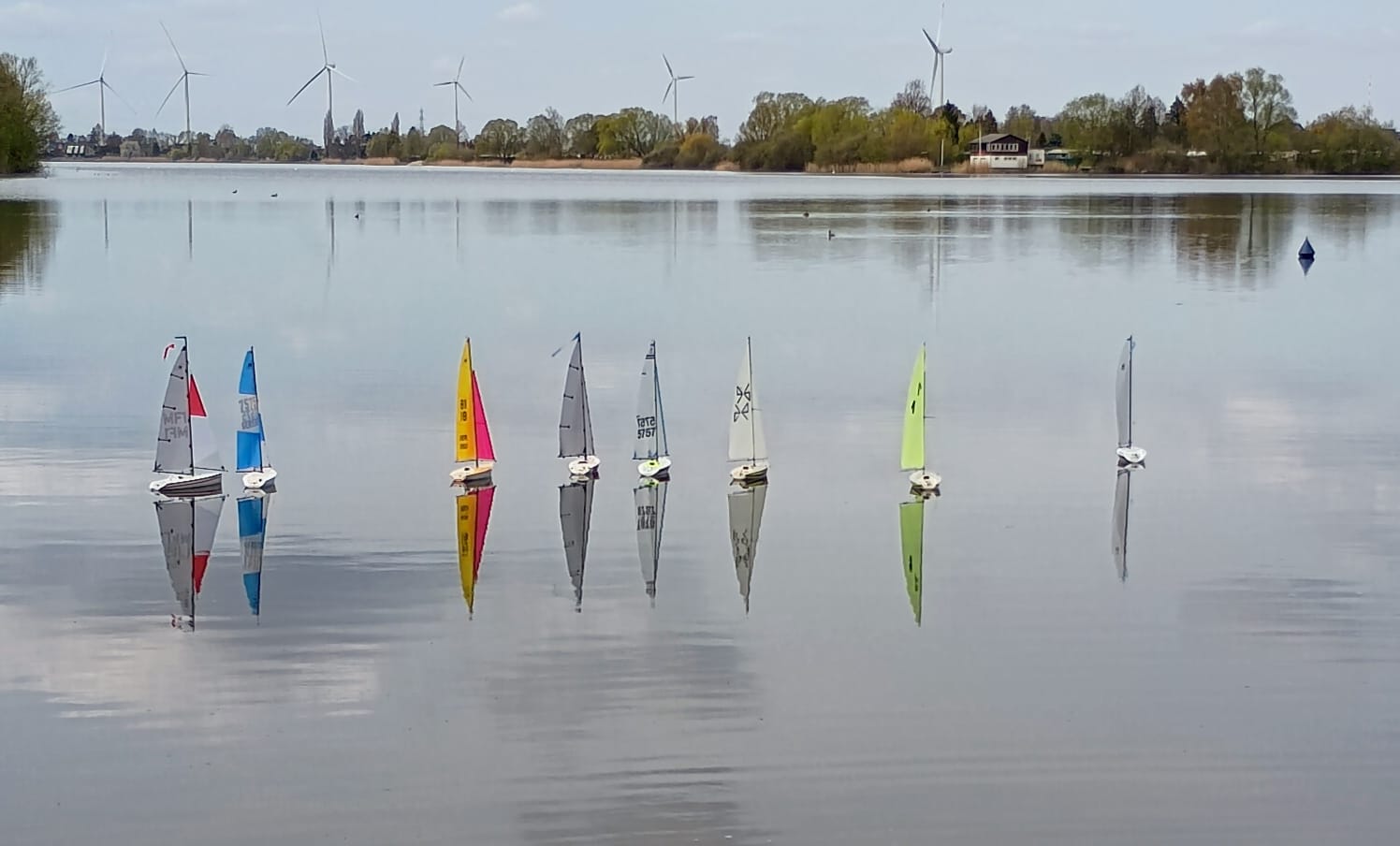 Oben ist die Luvtonne. Der neue Strand. Wieder Bojen verlegen. Das übt.